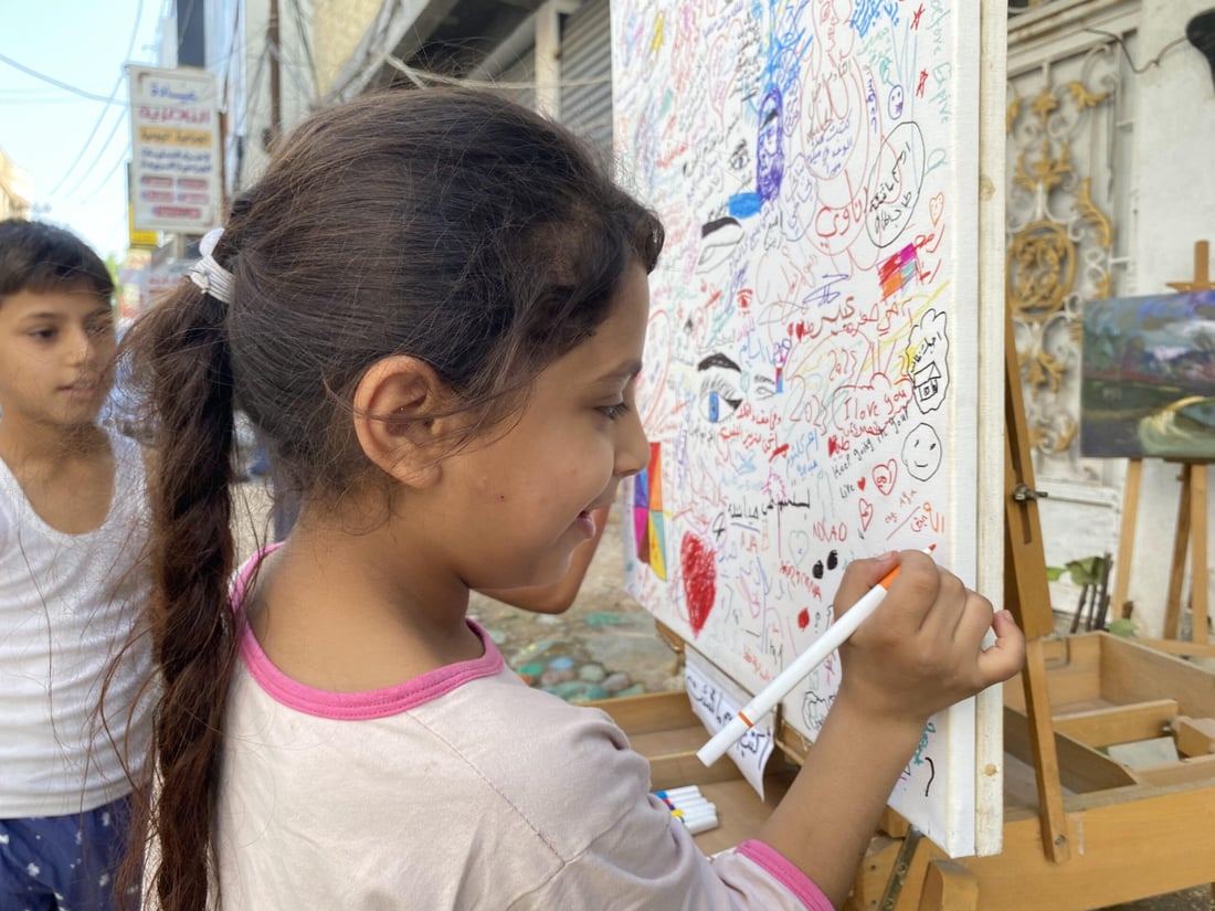 صور: المستقبل غامض وأحبك يا نبأ.. إقرأ ما كتبه الكبار والصغار أمام مرسم الناصرية