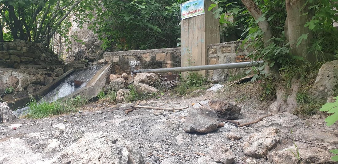 توێکڵە شووتی و بوتڵی ئاو لای کانیاوەکانی سەرگەت فرێدراون