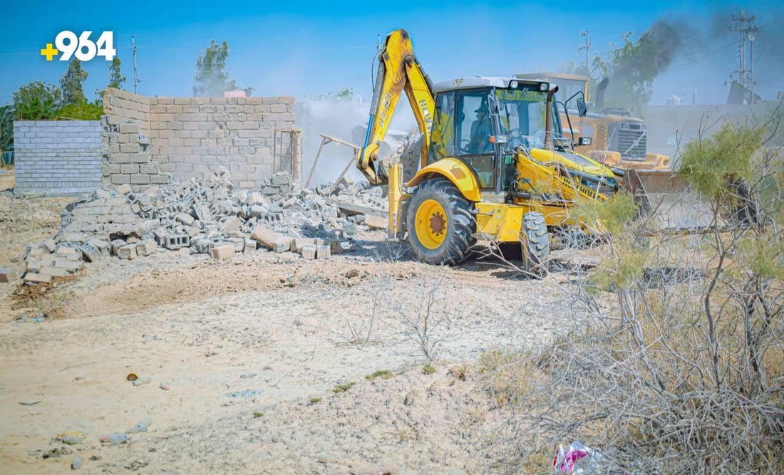 صور: شفلات البلدية تجرف منزلين متجاوزين على أراضي الدولة في البصرة