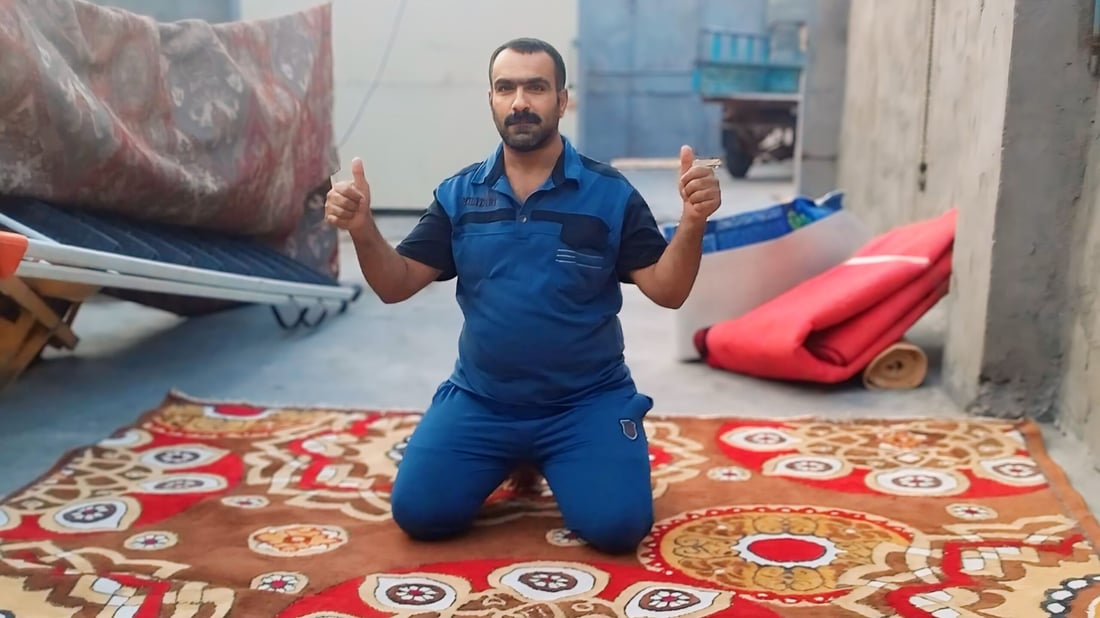 محمد سليمان يغسل سجاد خور الزبير على سطح منزله ويوصلها للزبائن بالستوتة (صور)