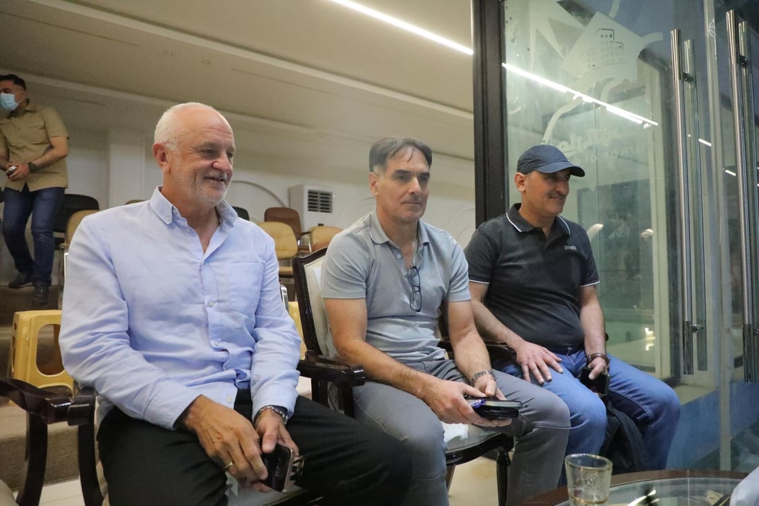 صور: مدرب المنتخب الوطني الجديد يصل الرمادي لمتابعة مباراة الكرمة والشرطة