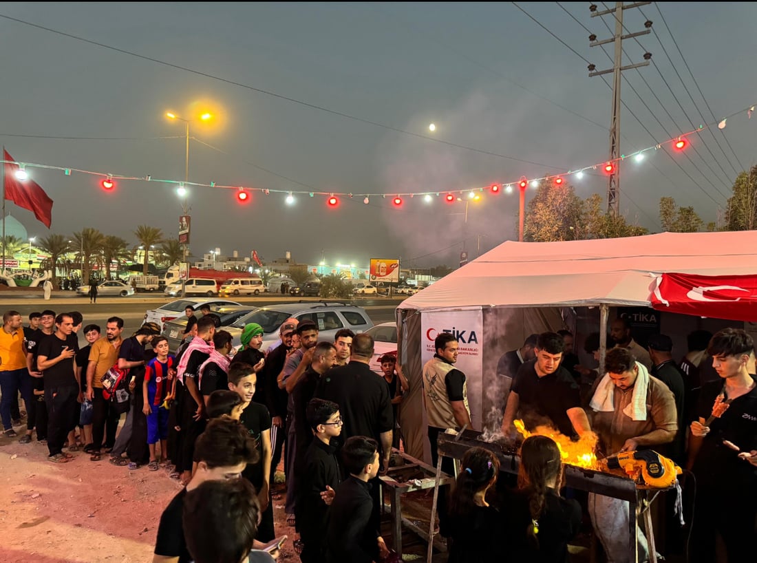(صور) القنصل التركي يخدم الزائرين في النجف: نحب أهل البيت