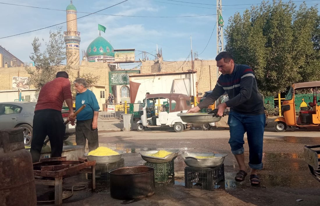 “أبو حديدة” في طويريج لم يتوقف عن طبخ الطعام وتوزيعه قرب مرقد أبي هاشم (صور)