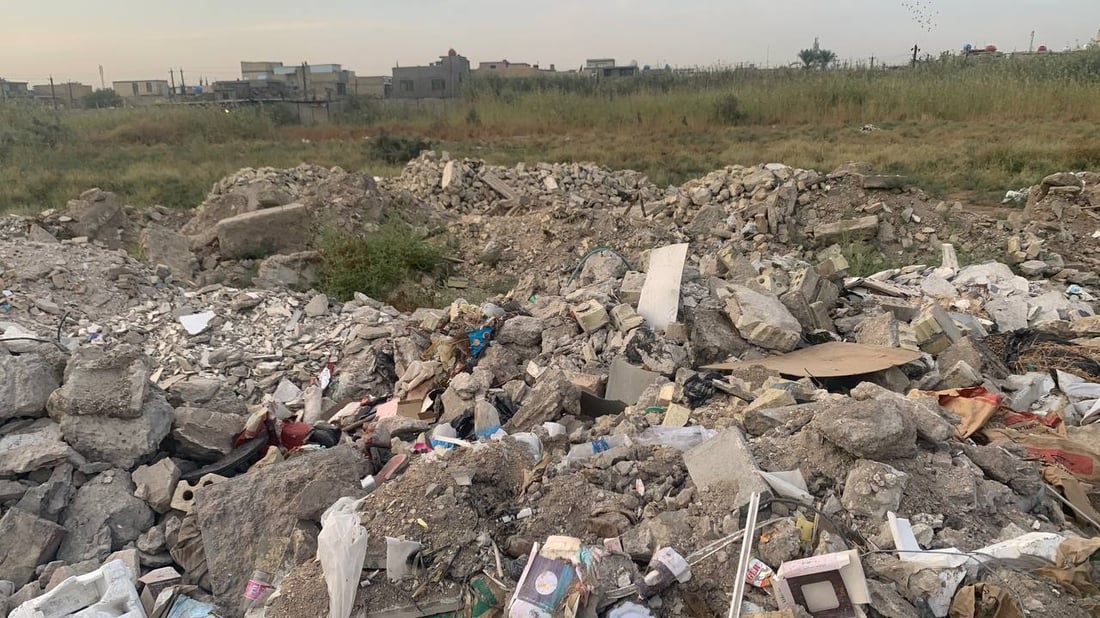 النفايات تحاصر “شمر” في هور رجب.. أمانة بغداد في طريقها لإنقاذ الموقف (صور)