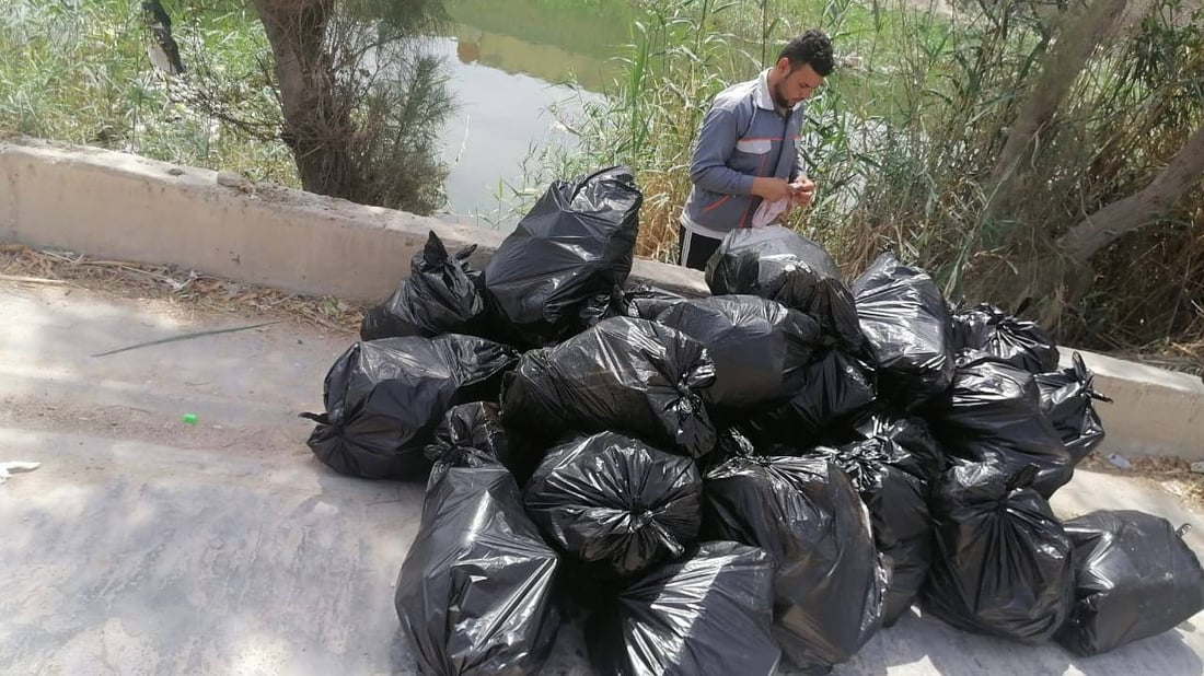 صور: شباب البلدية بين حشائش نهر الهوير لاستخراج النفايات