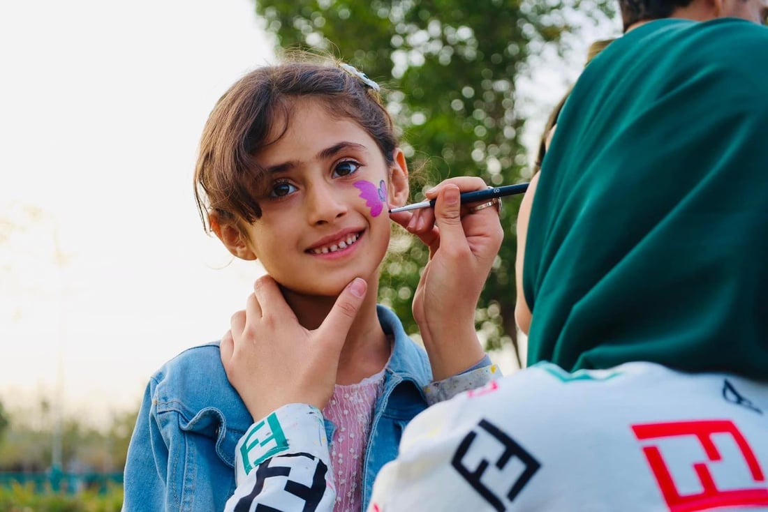 صور: أيتام بعقوبة نظفوا المنتزه وزرعوا الشتلات وشاركوا في إفطار جماعي