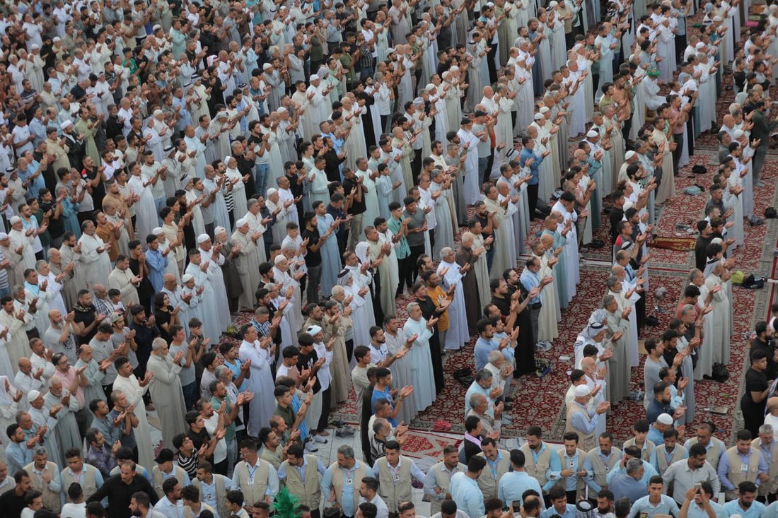 صور من داخل الصحن العلوي بالنجف.. الجموع قدمت لتأدية صلاة العيد