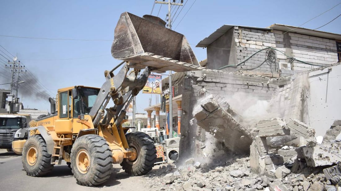 البصرة: “الشفل” سيدمر كلّ التجاوزات في شوارع “الصادق” والحملة لن تتوقف (صور)