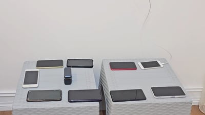مۆبایلی هەموو خزم و دراوسێکانی شەحن دەکاتەوە