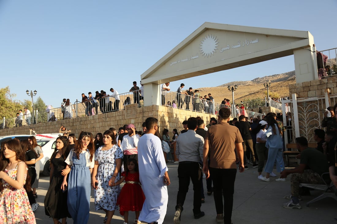 صور: تبديل قماش قبة مزار شرف الدين.. حشود الإيزيديين في اليوم الأول من الطواف