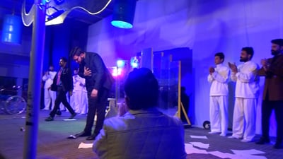 فيديو: الشهداء يقيمون دعوى ضد العراق على مسرح “بلد”