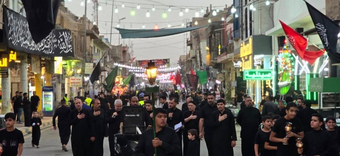 شعيرة “كندي كلو” حفظها السادة الخلخالي.. مسير بطيء بوقار مع الشموع بين أزقة الكوفة