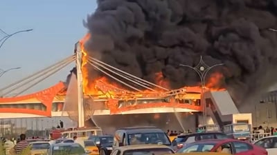 فيديو: اندلاع حريق في جسر مشاة على طريق “يا حسين” في الناصرية