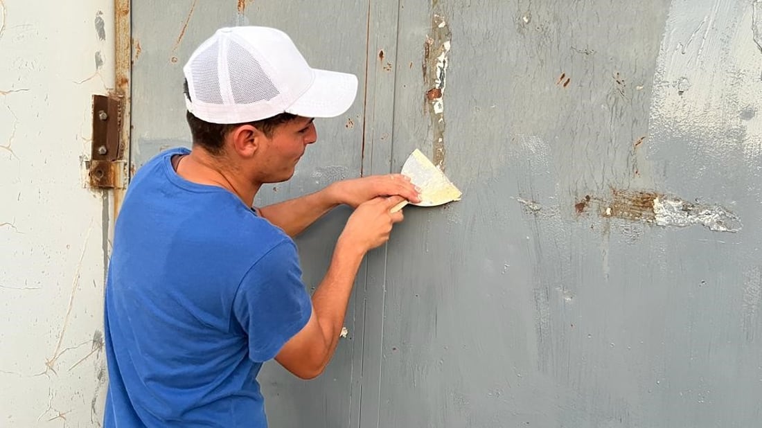 متطوعون عملوا بلا كلل واختاروا ألواناً جذابة.. مدارس الزبير أجمل الآن (صور)