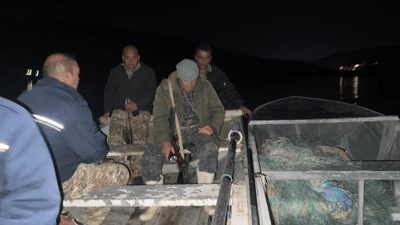 دوو راوچی ماسی و بەلەمەکەیان دوای ئەوەی ویستیان هەڵبێن دەستگیر کران