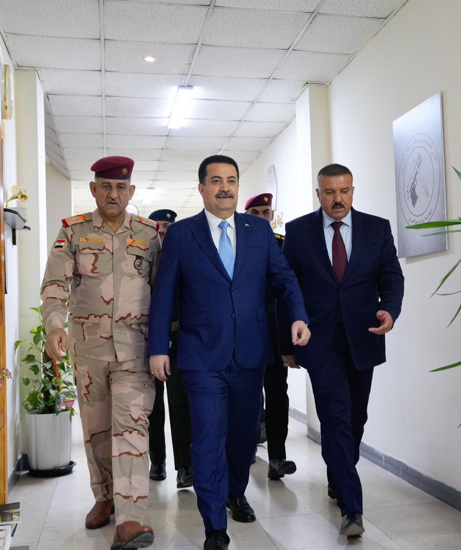 صور: السوداني يتابع الاقتراع العام من مقر العمليات المشتركة 