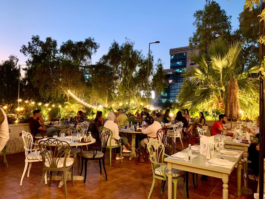 صور: “نوح”.. مطعم جديد بفكرة لبنانية على السطح “البغداديون سئموا الـ in door”