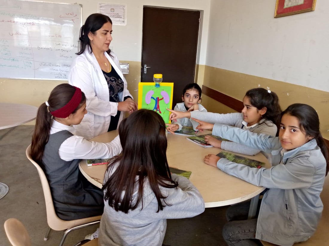 مامۆستاكه‌ی مێرگه‌سۆر شێوازى وانه‌وتنه‌وه‌ى گۆڕى