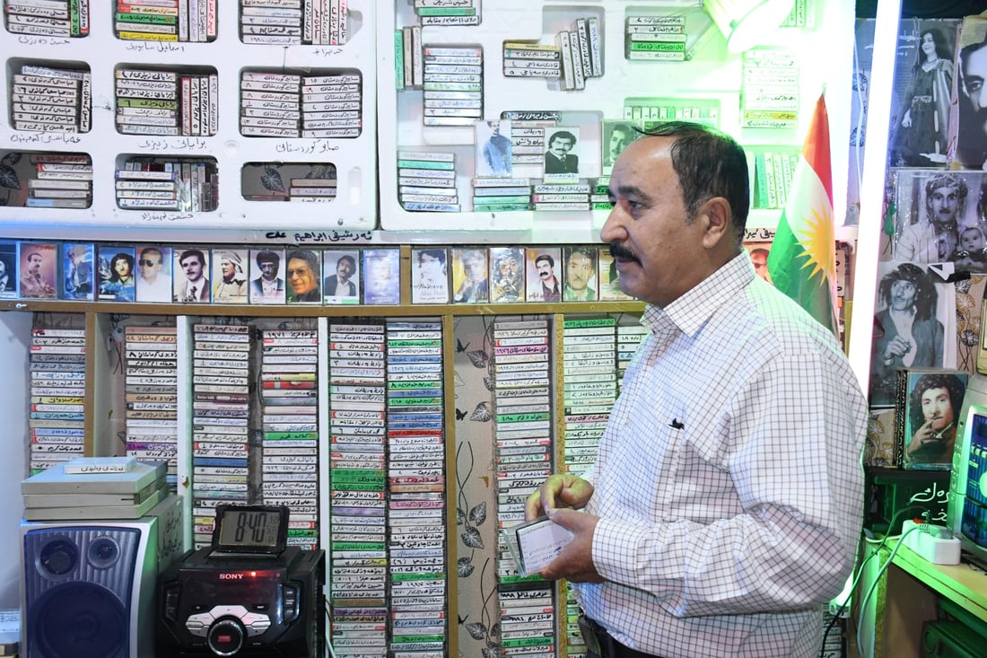 ژوورێکی ماڵەکەی کردووەتە شوێنی کۆکردنەوەی ئەرشیفی ھونەرمەندان