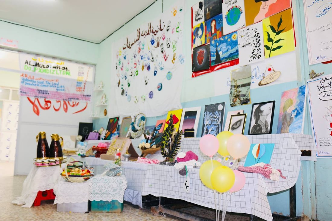 صور: أعمال يدوية ولوحات فنية مبهجة لمدارس شمال البصرة