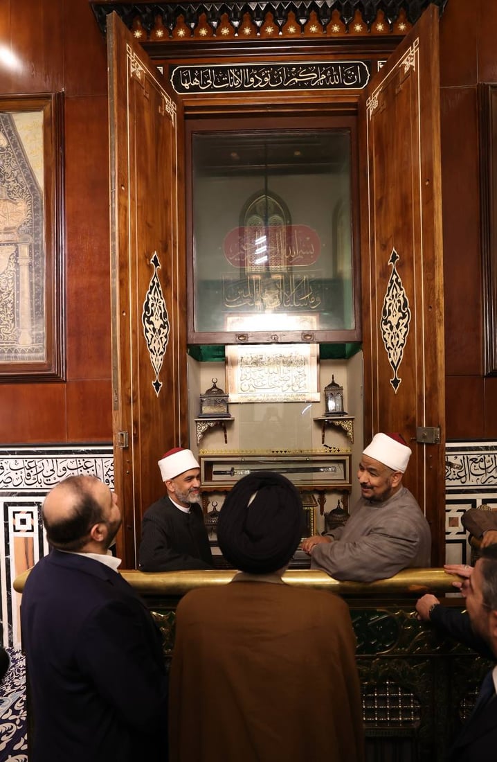 صور من زيارة عمار الحكيم لمسجدي الإمام الحسين والسيدة زينب في القاهرة