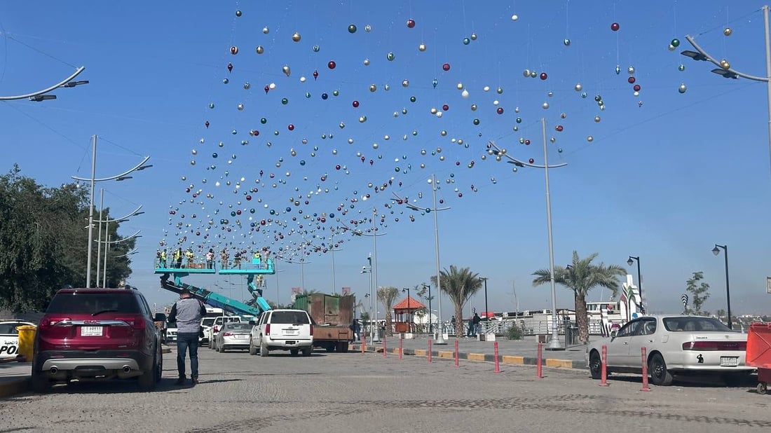 صور: 100 متطوع مع الآليات الحكومية.. سباق مع الزمن لتزيين كورنيش البصرة