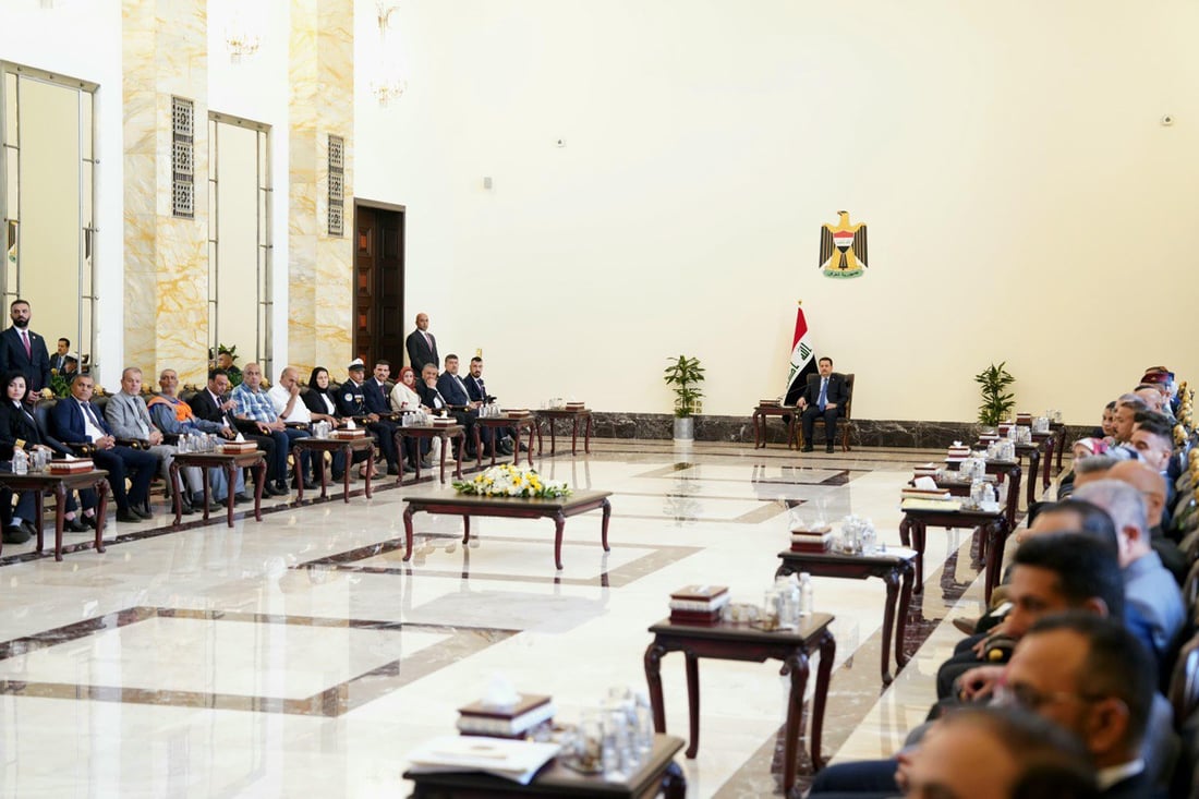 السوداني يكرّم 50 موظفاً متميزاً ويتحدث عن قصصهم بإعجاب (صور)