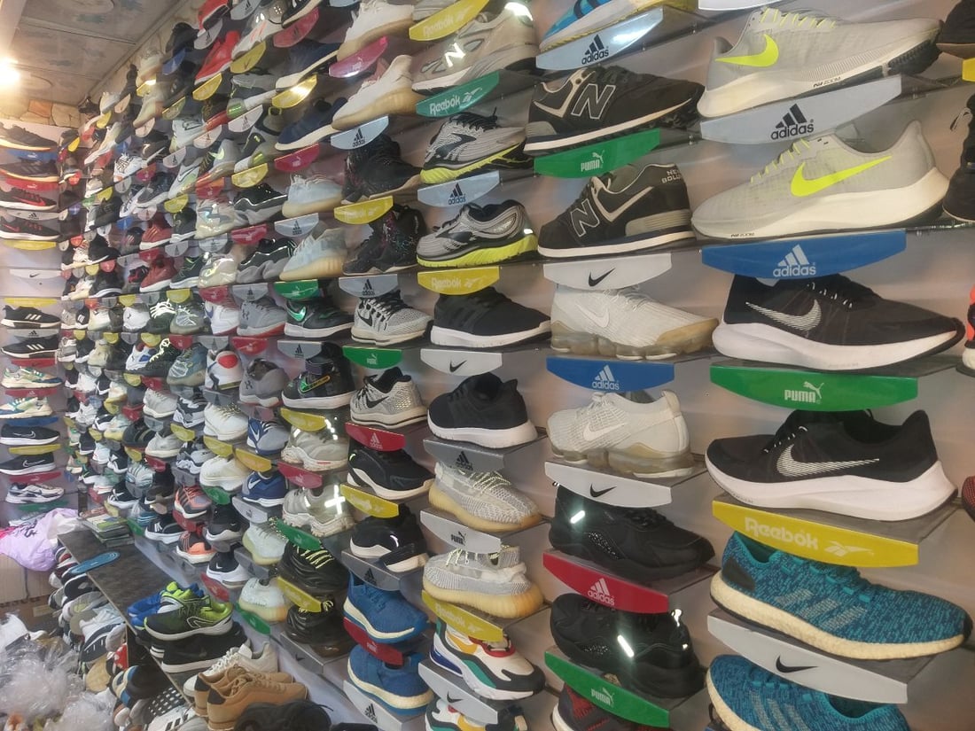 بغداد: تجارة “البالة المُنتقاة” تنتعش في سوق مدينة الحرية (صور)