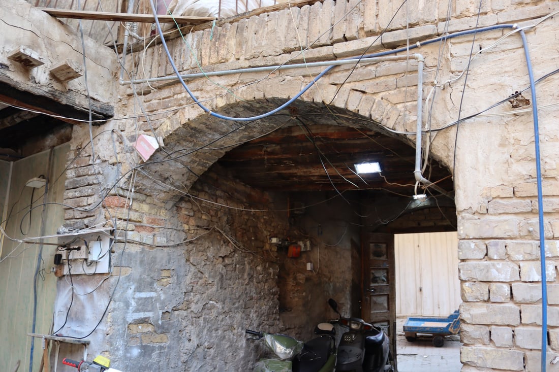 فيديو من “خان المدامغة” في الكاظمية: آخر شاهد على العهد العثماني تحوّل إلى “گراج”