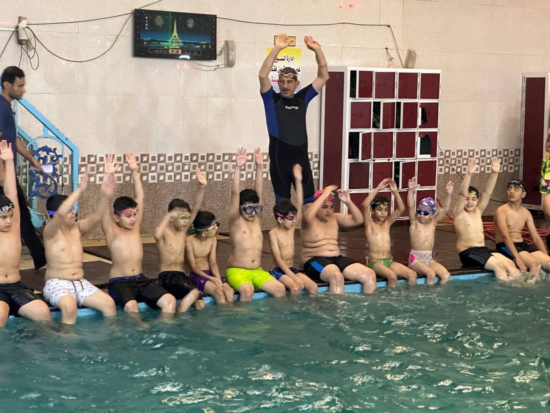 صور: 50 من أطفال الديوانية يحتفلون بإتقانهم السباحة.. “دولفين وكرول” وحركات أخرى