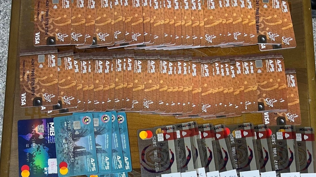 تهريب الدولار بالفيزا كارد مستمر.. اعتقال شخصين في معبر القائم بحوزتهما 97 بطاقة