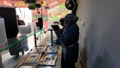 فيديو: هذا النجفي محظوظ.. لديه زوجتان تديران مطعم الفسنجون الناجح