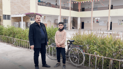 مامۆستایەک بە پایسکلەکەی دەچێت بەشوێنی قوتابیەک چونکە لەخەو مابوو