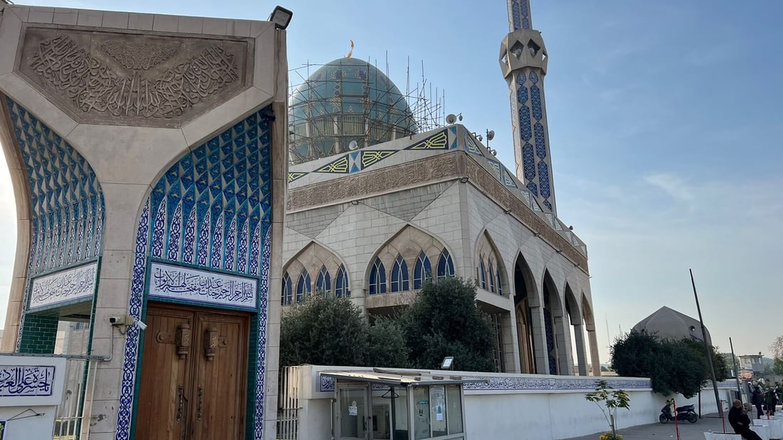 قبة التحفة البغدادية تحت الصيانة للمرة الثانية.. صور خاصة من جامع “بيت بنية”