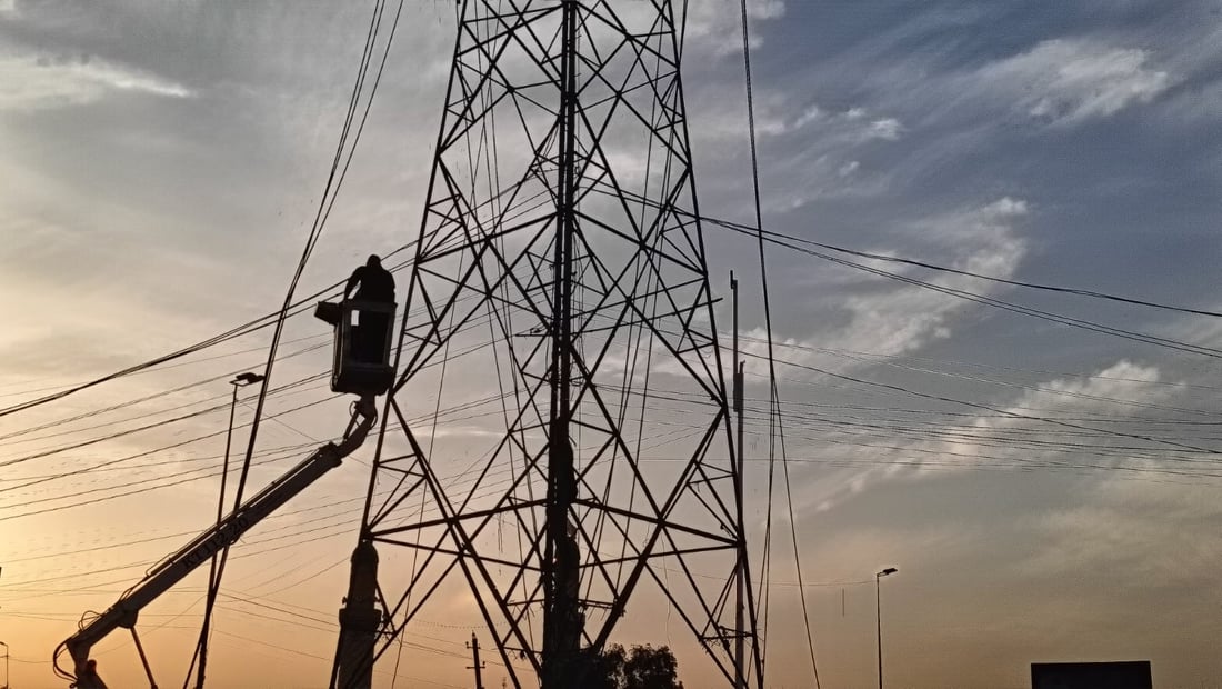 صارت دفن.. البلديات تودع أعمدة الضغط العالي أخيراً والمكان جاهز للجسر الجديد (صور)