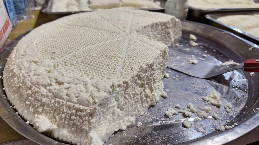 انهض باكراً صباح الجمعة من أجل قيمر “قرة جم”.. الكمية تُباع في طريقها إلى الدكان!