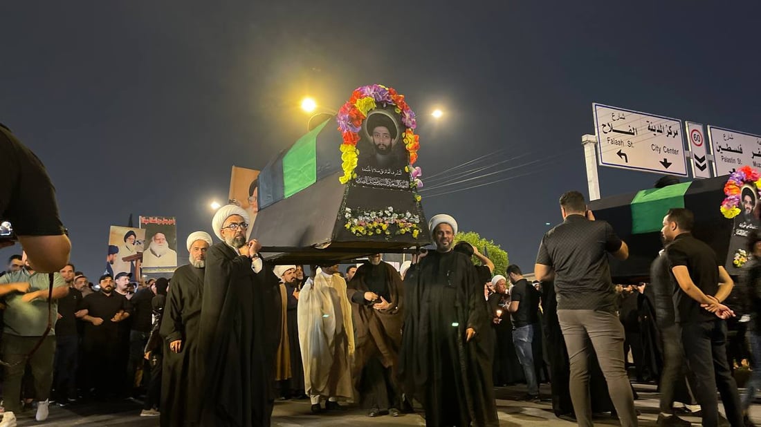 صور ليلية من مدينة الصدر.. حشود تحمل الشموع والتابوت الرمزي في ساحة مظفر