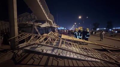 فيديو: عاصفة قوية تتسبب بانهيار جسر مشاة وسط الديوانية وإصابة سائق “ستوتة”