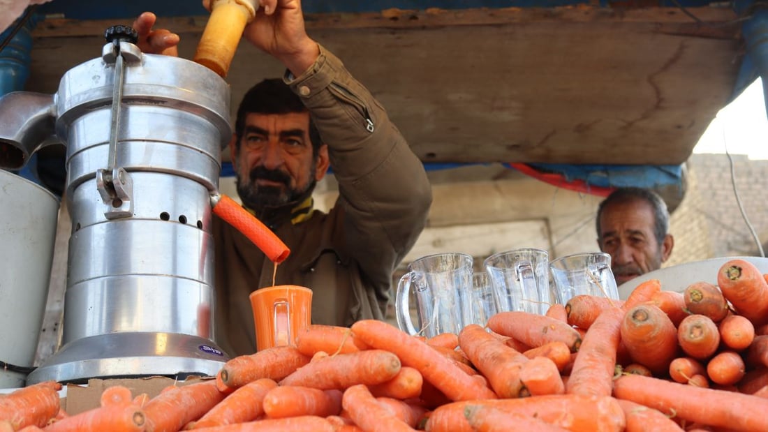 أبو حسين يعصر الجزر في الكاظمية ويشرح للزبائن فوائده: إنه يقوّي النظر
