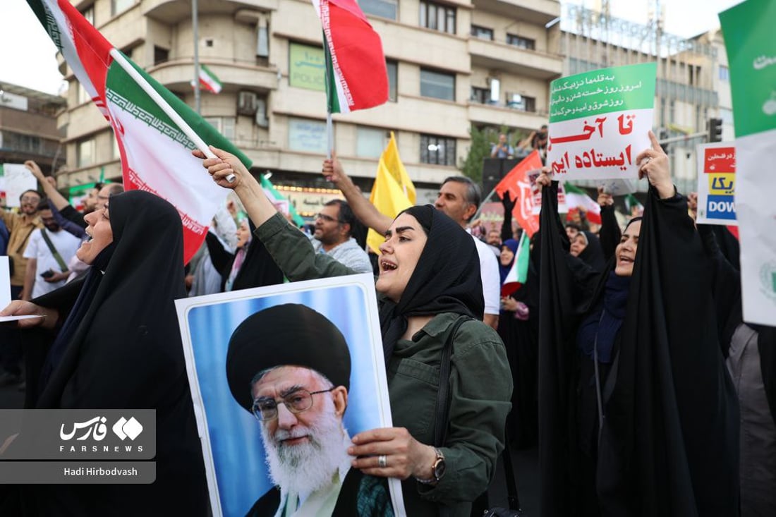 “الموت للأميركان”.. فيديو: طهران تحتفل بالنصر وشيراز تغني بالعربية