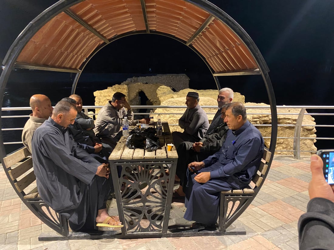 صور من هيت بعد التراويح.. الجميع إلى الكورنيش الهادئ والأركيلة بـ 2000
