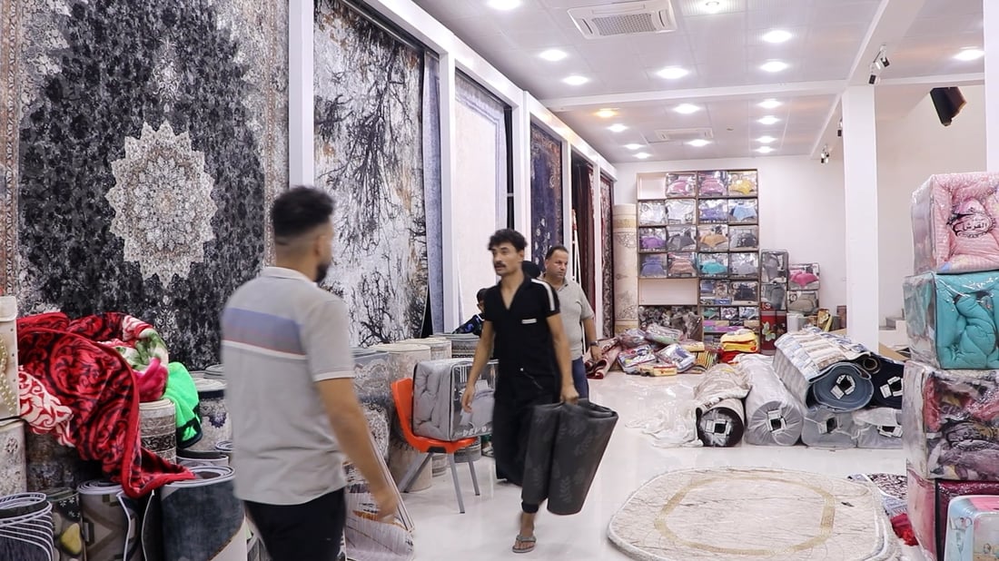 10 موديلات هذا العام والبيع بـ “الشانة”.. صور من سوق المفروشات في الكوت