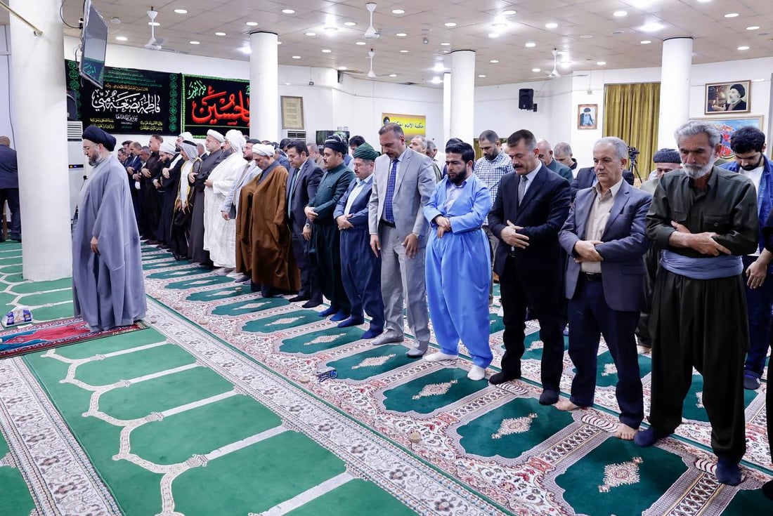 صور: عمار الحكيم إماماً للجماعة في السليمانية وخلفه قاسم الأعرجي