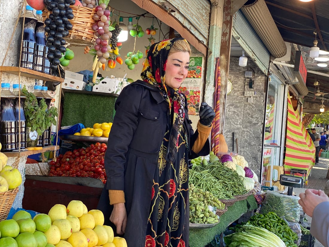 “ترزه” السيدة الوحيدة في سوق حلبجة.. تعمل مع والدها مثل الأصدقاء (صور)