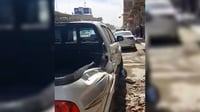 السائق انشغل بالطبيب.. انهيار شرفة فوق سيارة 
