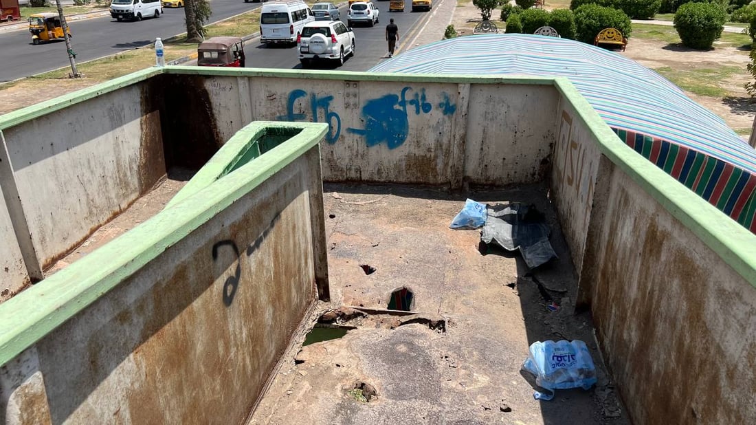 صور مقلقة لجسر المشاة في شارع فلسطين.. لا يستخدمه المارة