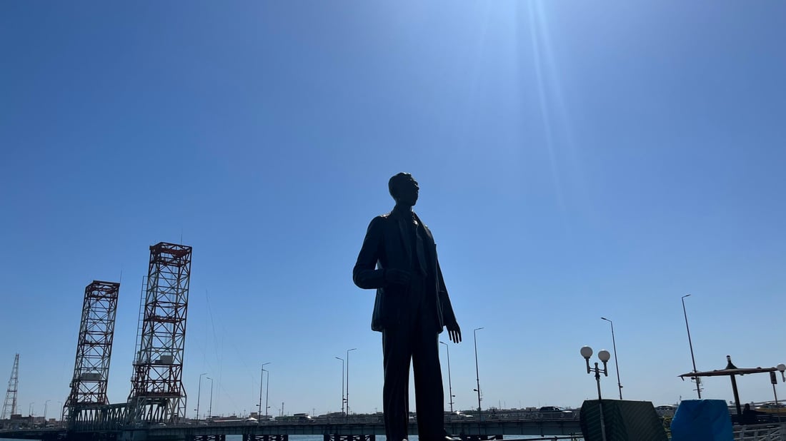 Basra artists dispute municipality’s statue restoration methods