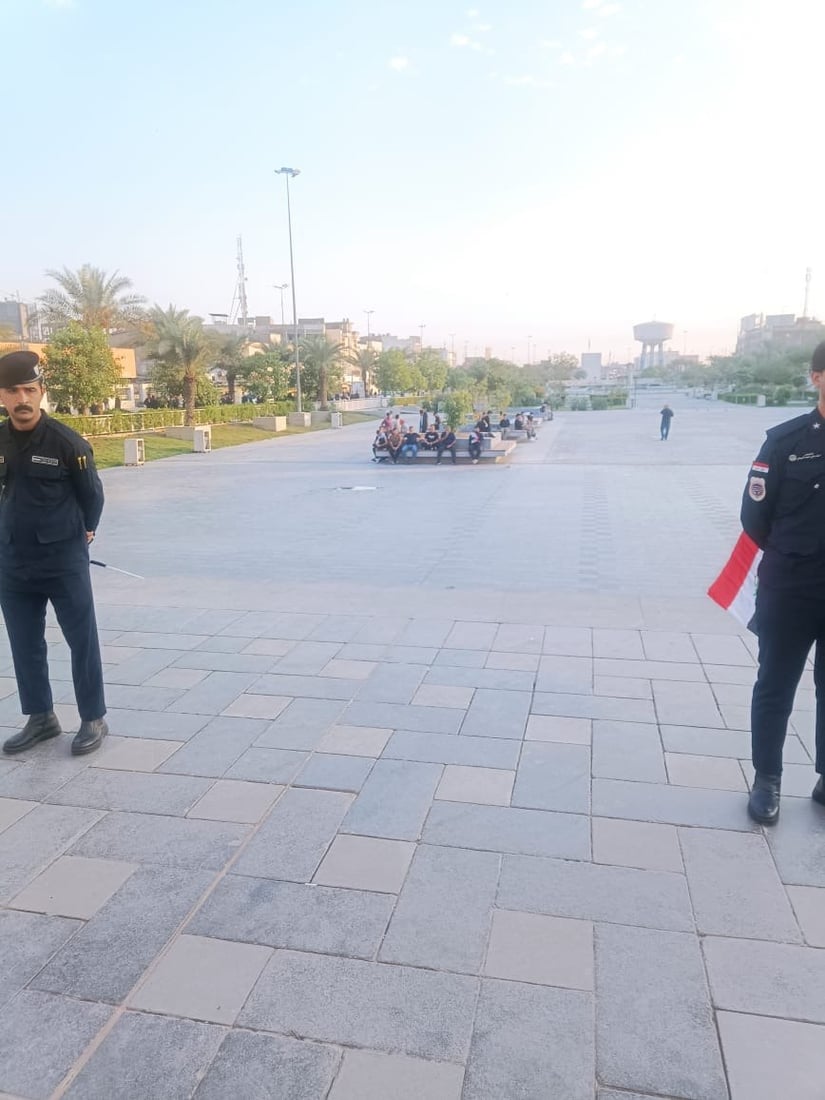 صور: بدء توافد المتظاهرين إلى ساحة التحرير والشرطة بالأعلام العراقية فقط