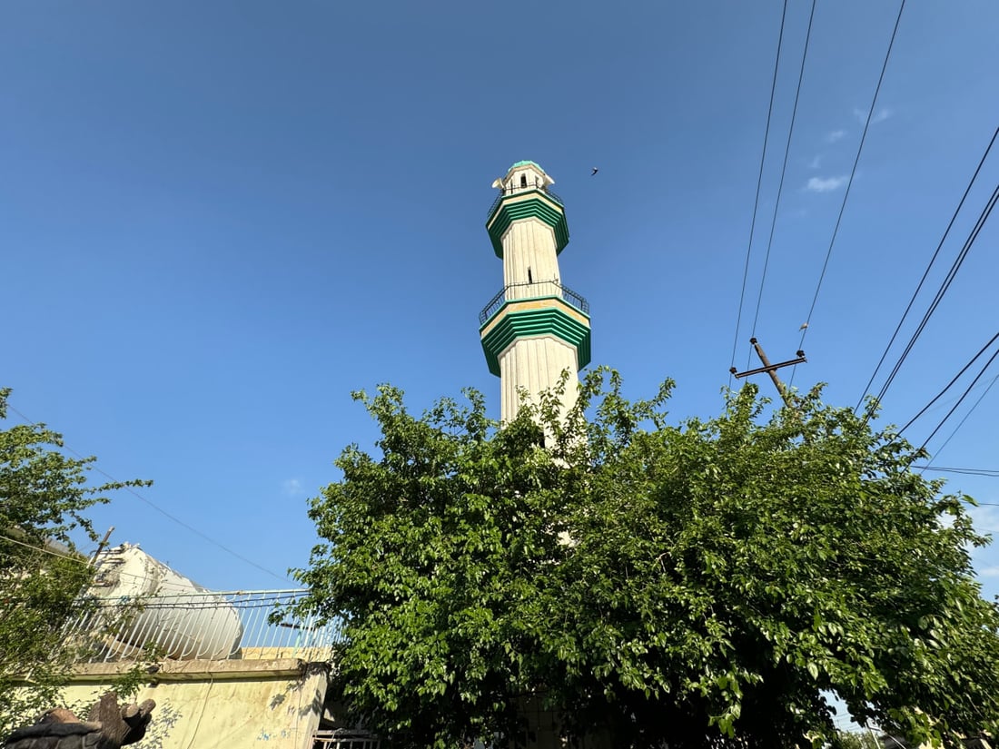 صور: مسجد كويسنجق يكتسي باللون الأبيض.. متبرعون تكفلوا بطلاء المبنى التاريخي