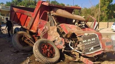 الأنبار: شاحنة تنزلق في “نزلة الغرير” وتصدم جدار منزل في حديثة (صور)